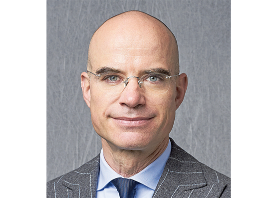 Quelques œuvres chinoises. En haut à gauche: «Black Ceremony» par Cai Guo-Qiang à Doha au Qatar, en décembre 2011. En ht à dr.: Le bras levé de Mao. Photo prise par Marc Riboud, premier voyage en Chine, Wuhan, Chine, 1957. En bas à g.: «L’armée de terre cuite», Mausolée de l’empereur Qin, 210 avant J.-C. En b. à dr.: Céramique contemporaine, Zhu Legeng, 2010, Paris. Photos: dr