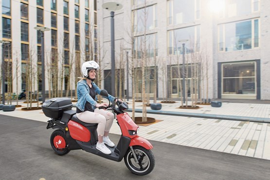 Les scooters conviennent pour deux personnes, l’idéal pour une escapade! 