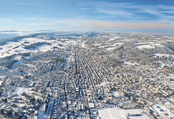 Le projet ne donne que peu d’intérêt au secteur économique, pourtant tout aussi légitime. La Chaux-de-Fonds, vue aérienne (Tourisme neuchâtelois).
