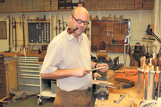 Roman Peter, pipier dans le cœur et dans l’âme, dans son atelier. 