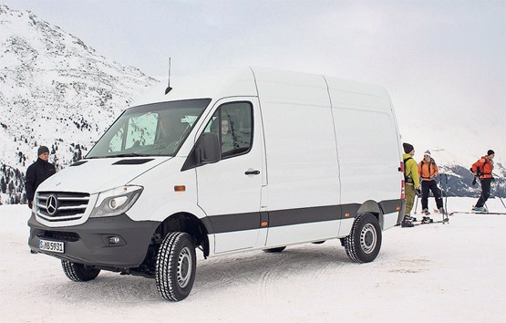 Le Sprinter 4 × 4 316 Combi offre beaucoup d’espace à bord et permet de conduire des skieurs de randonnée au pied des pistes. Roland hofer 