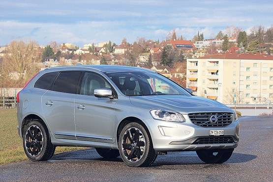 Restylage de carrosserie en finesse, conférant au Volvo XC60 une apparence plus équilibrée. La calandre sans cerclage élargit visuellement la face avant.Photo : Roland Hofer