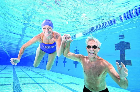 Le marché européen (en euro) des seniors loans ne représente qu’un cinquième du volume de son équivalent américain. Couple dans une piscine à Los Angeles en 2007. PHOTO: AL BELLO