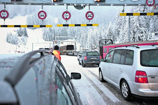 Les régions périphériques et de montagne bénéficient également du fonds FORTA. Avec l’entrée en vigueur du nouvel Arrêté fédéral sur le réseau des routes nationales, quelque 400 km de routes cantonales existantes seront repris par la Confédération.DR