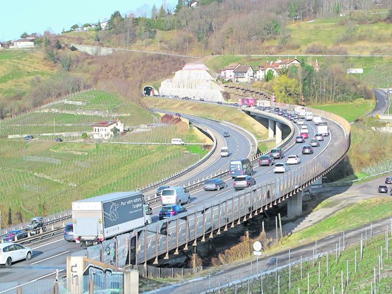 Le timing était parfait en Suisse romande: les usagers de la route, pris dans les  ralentissements en milieu de matinée (Le Lavaux en photo), ont eu tout le temps d’écouter Doris Leuthard présenter son projet de Mobility Pricing à la radio!