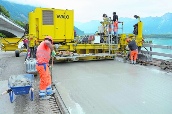 Après le «oui» au FORTA et le «oui» au FAIF, la politique d’infrastructure suisse semble enfin redémarrer. En images: le béton rongé du viaduc de Chillon (en haut à g.) et  les travaux sur le même ouvrage (en haut à d. et en bas à g.). La dernière image, tirée de nos archives, montre sa construction de 1966 à 1969 (en bas à dr.)Photos: DR