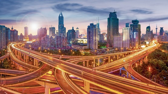 Das rapide Wachstum im Reich der Mitte hat auch Folgen, was den Verkehr betrifft: Strassen vor der Skyline von Shanghai. Bild: Fotolia