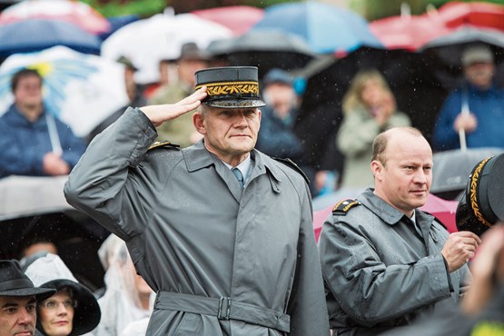 Man gibt sich sonntags gern volksnah: Daniel Baumgartner (links, damals noch Divisionär) im Mai 2015 an der Landsgemeinde in Glarus. Bild: Samuel Trümpy Keystone