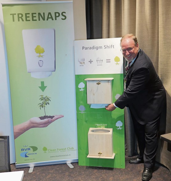 Unermüdlicher Kämpfer für mehr Nachhaltigkeit: Armand Rudolf von Rohr präsentiert seine Treenaps an der UNO-Waldkonferenz LAS17 in Warschau.Bilder: zVg