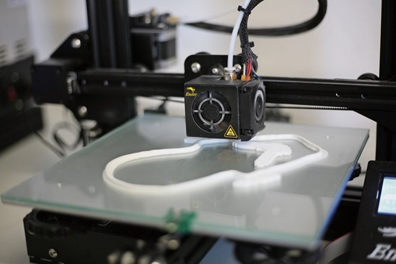 A Riaz, le doux ronronnement des imprimantes.Photo: Ogi