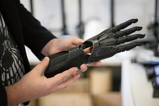 Première expérience de 3D: un bras pour une personne handicapée.Photo: Ogi