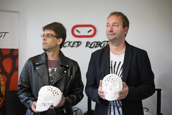 Laurent Genoud (dr.) et son pote Stéphane Boschung (g.). L’entrepreneur vise quelque chose de neuf entre l’artisanat et la création de masse. Pour une tête de mort, il faut compter environ 24h.Photo: Ogi