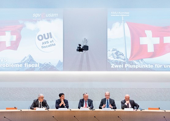 Une alliance multipartis de toutes les régions du pays – au profit des PME, de toutes les entreprises et de l’AVS. De gauche à droite: les conseillers nationaux Hans Grunder (PBD/BE), Daniela Schneeberger (PLR/BL), le président de l’usam, Jean-François Rime (UDC/FR), son directeur Hans-Ulrich Bigler (PLR/ZH) et Fabio Regazzi (CVP/TI) – au nom du comité PME «Oui AVS fiscalité. Tous soutiennent un Oui le 19 mai prochain. Photo: Peter Klaunzer/Keystone