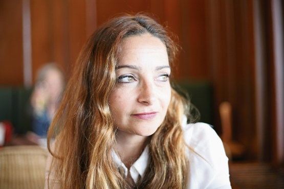 La sculpture n’est pas un métier de tout repos. Cette dangerosité à la pointe du burin, on sent que cela attire Alexia Weill.Photo: François Othenin-Girard 