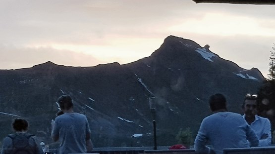 Des podiums de discussions, des exposés, des moments pour échanger, voire se confronter. C’est tout cela, l’esprit Champéry. Il y a aussi de l’amitié en politique!Photos: François Othenin-Girard