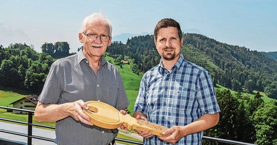 Schlüsselübergabe von Bruno Krucker zu Michi Gnos.Bild: Sascha Frey