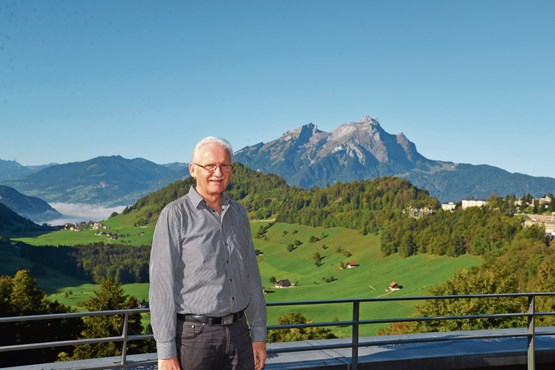 Ist zu seiner zweiten Heimat geworden: Bruno Krucker auf dem Dach der HF auf dem Bürgenstock. Im Hintergrund thront der Pilatus.Bild: zVg