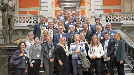 Künftig noch mehr grenzübergreifend zusammenarbeiten: Die internationalen Gäste besuchen das Bundeshaus, wo sie sich zum Thema Berufsbildung mit unseren Parlamentarierinnen und Parlamentariern rege austauschen. Bild. zVg