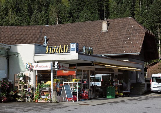 Magasin de village, pharmacie, droguerie, boulangerie. Et même un site Internet.Photo: dr