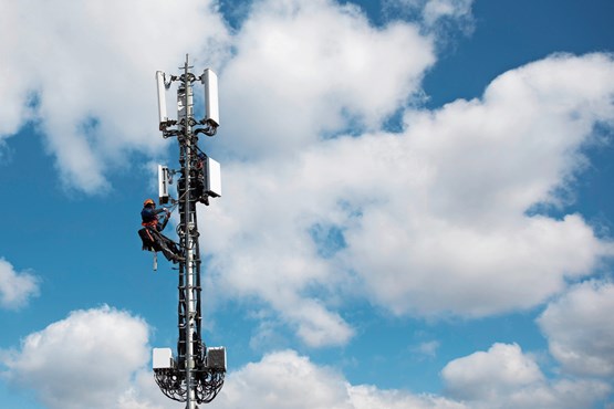 Fachmänner installieren im Auftrag der Swisscom eine 5G-Antenne in Bern.Bild: Peter Klaunzer/Keystone