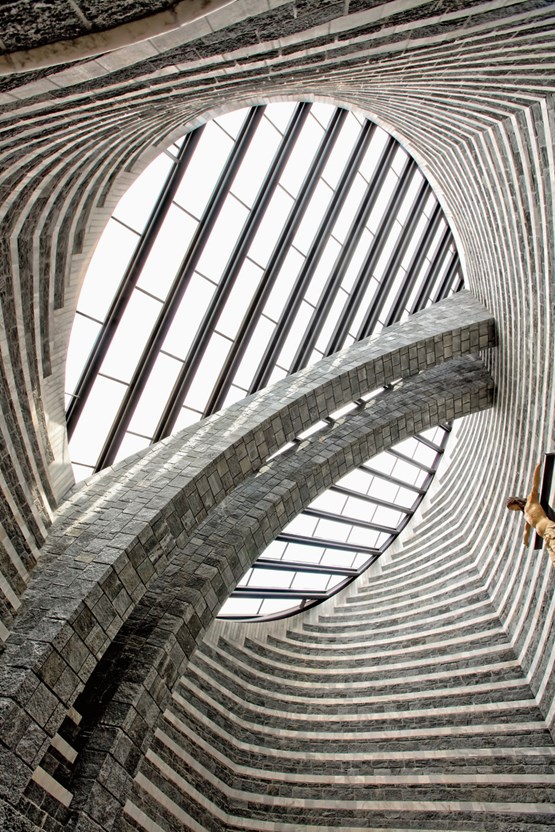San Giovanni Battista à Mogno, par l’architecte tessinois Mario Botta, construite entre 1994 et 1996 sur le site d’une ancienne église rasée par une avalanche en 1986. Photo: Ricardo Gomez/Unsplash