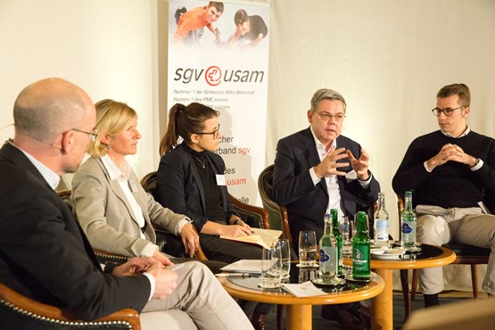 Das Podium moderiert von NZZ-Redaktor Michael Schönenberger mit Nationalrätin Sandra Locher Benguerel (SP/GR), Sarah Bünter (Präsidentin JCVP), Nationalrat Franz Grüter (SVP/LU) und Nationalrat Andri Silberschmidt (FDP/ZH).