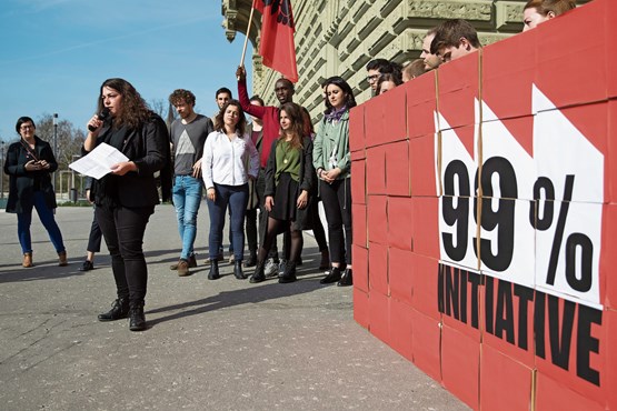 Die damalige Juso-Präsidentin und heutige SP-Nationalrätin Tamara Funiciello bei der Einreichung der 99-Prozent-Initiative am 2. April 2019 in Bern. Bild: Peter Klaunzer/Keystone
