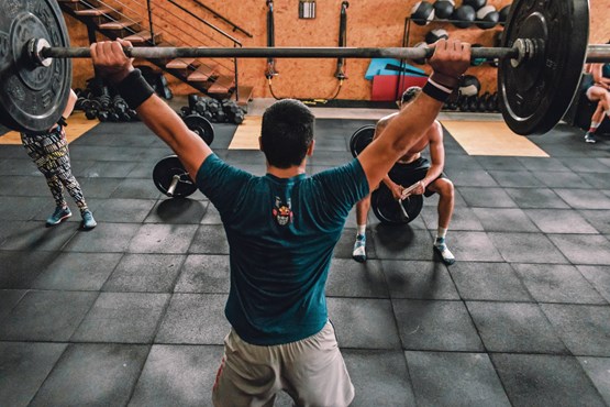 D’un côté les jeunes en forme qui viennent pour scultper leur corps. De l’autre, une clientèle plus âgée, friande de conseils et de cours. Il faut former des collaborateurs spécialisés. 	Photos: Unsplash