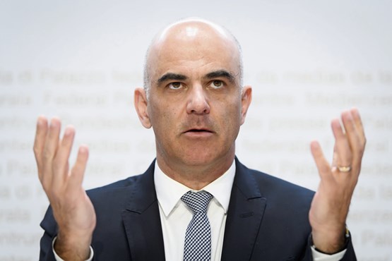 Bundesrat Alain Berset kämpft derzeit an vielen Fronten. Auch im BVG geht es darum, bald die richtigen Entscheidungen zu treffen.Bild: Anthony Anex/Key