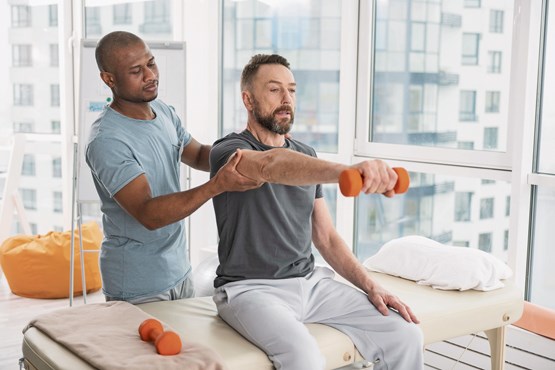 Schon nur das Halten ist schwierig, geschweige denn das Anheben: Jeder Ausbau der Sozialversicherungen ist nach der Corona-Krise für lange Zeit vom Tisch. Bild: 123RF