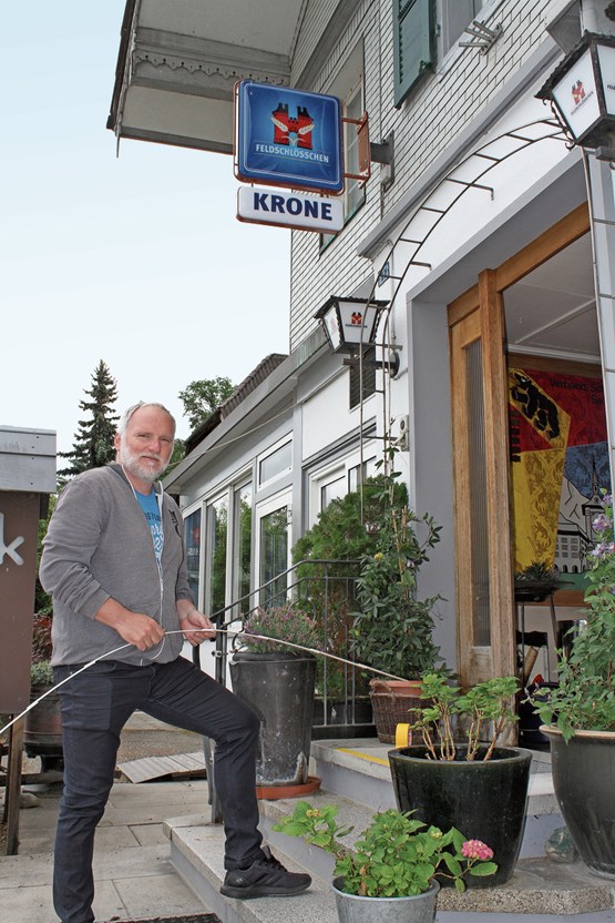 Das Instrument des Monats ist der Doppelmeter: Der Hindelbanker Wirt Guido Frei bei den Vorbereitungen zur Eröffnung seiner «Krone» für die Zeit nach Corona. Bild: Adrian Uhlmann