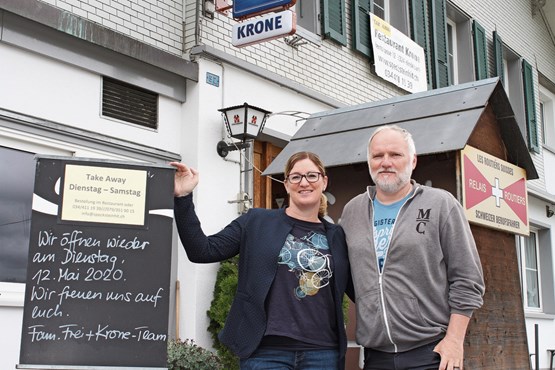 Dürfen endlich wieder ans Werk: Nicole Fähndrich und Guido Frei, das Wirtepaar der «Krone» Hindelbank. Bild: Adrian Uhlmann