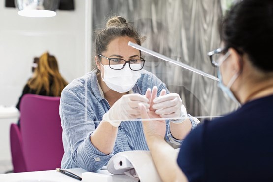 Les prestataires de services à la personne – la photo montre un studio de manucure – sont susceptibles de se rétablir plus rapidement que le tourisme, par exemple.Photo: Alexandra Wey/Keystone