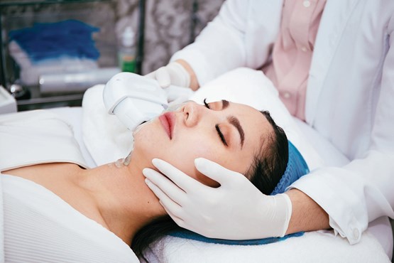 Einer kompetenten Kosmetikerin liegt das Wohl der Kundin am Herzen und auch zu normalen Zeiten ist ­absolute Hygiene selbstverständlichBild: 123RF