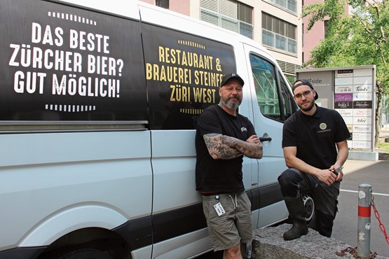 Steinfels-Geschäftsführer Gianni Gozzi (links) und Braumeister Tim Stapel.Bild: uhl