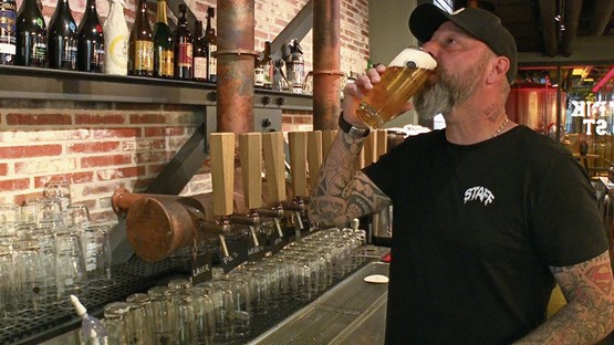 Gianni Gozzi gönnt sich einen Schluck des hauseigenen Gerstensafts – und hofft auf möglichst viele Gäste, die es ihm gleichtun werden.Bild: FOKUS KMU