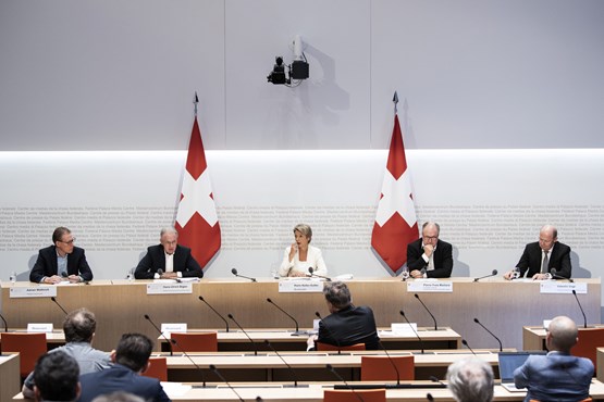 Bundestrat und Sozialpartner lehnen die Begrenzungsinitiative ab (v.l.): Adrian Wüthrich (Travail.Suisse), Hans-Ulrich Bigler (sgv), Bundesrätin Karin Keller-Sutter, Pierre-Yves Maillard (SGB) und Valentin Vogt (SAV). Foto: Keystone/Peter Schneider