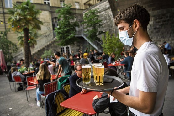 Balanceakt: Die Schweizer Wirtschaft ist auch ohne die BGI schon genug gefordert. Bild: Jean-Christophe Bott/Keystone