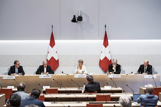 Bundesrat und Sozialpartner lehnen die Begrenzungsinitiative ab (v. l.): Adrian Wüthrich (Travail.Suisse), Hans-Ulrich Bigler (sgv), Bundesrätin Karin Keller-Sutter, Pierre-Yves Maillard (SGB) und Valentin Vogt (SAV). Bild: Peter Klaunzer/Keystone