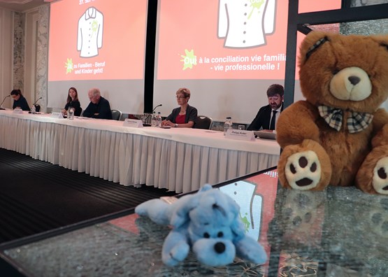 Ils disent «Oui pour les familles» (de gauche à droite) : Sarah Bünter, présidente des jeunes PDC, Johanna Gapany, conseillère aux Etats (PLR/FR), Hans-Ulrich Bigler, directeur de l’usam, Verena Herzog, conseillère nationale (UDC/TG) et Philipp Kutter, conseiller national (PDC/ZH).