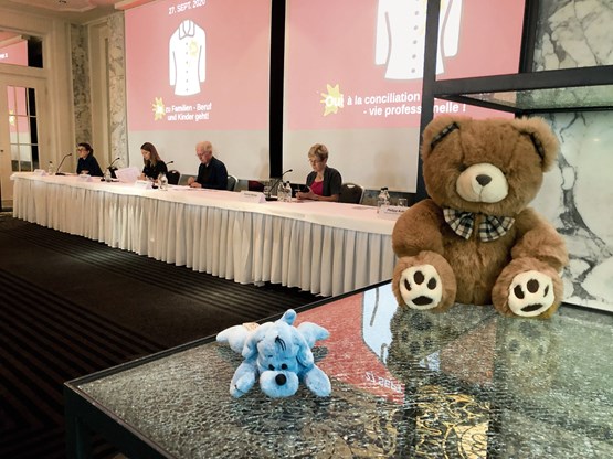 Oui aux familles: les parlementaires du PDC, du PLR et de l’UDC – avec la direction de l’usam – font campagne en faveur d’une augmentation des déductions fiscales pour la garde d’enfants.Photo: Corinne Remund