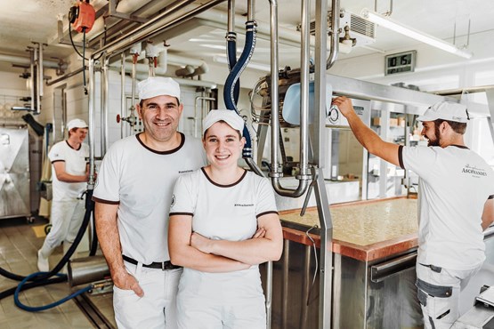 Seit Generationen eine Erfolgsgeschichte: Bergkäser und Fromarte-Präsident Hans Aschwanden mit seiner Tochter sorgen in der Bergkäserei in Seelisberg für genussvolle Gaumenfreuden und spannende Geschichten.Bild: zVg