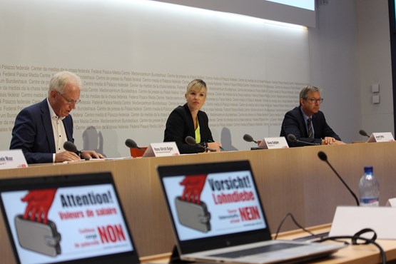 Sagen Nein zum teuren Vaterschaftsurlaub (v.l.): sgv-Direktor Hans-Ulrich Bigler, Nationalrätin Diana Gutjahr (SVP/TG) und Ständerat Josef Dittli (FDP/UR) an der heutigen Medienkonferenz in Bern. Bild: Adrian Uhlmann