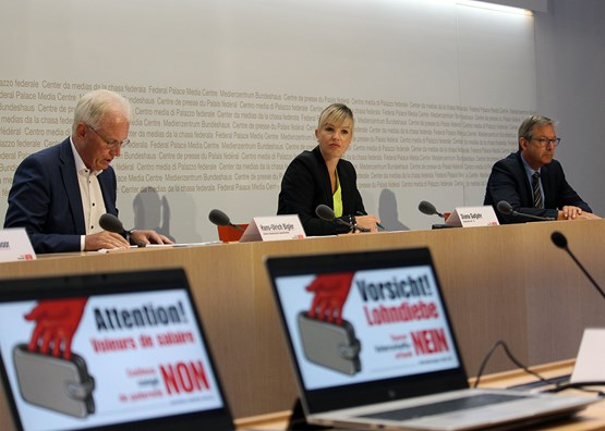 Rejettent un congé de paternité coûteux (de gauche à droite): le directeur de l’usam Hans-Ulrich Bigler, la conseillère nationale Diana Gutjahr (UDC/TG) et le conseiller aux Etats Josef Dittli (PLR/UR). Conférence de presse du 18 août 2020 à Berne. Photo: Adrian Uhlmann