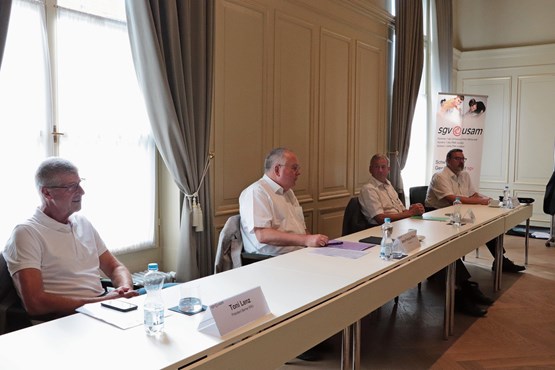 L’usam et les unions cantonales soutiennent le projet Air2030 (de g. à dr.): Toni Lenz (BE), Jean-François Rime (prés. usam), André Berdoz (vice-prés. usam) et Werner Scherrer (ZH).Photo: CR