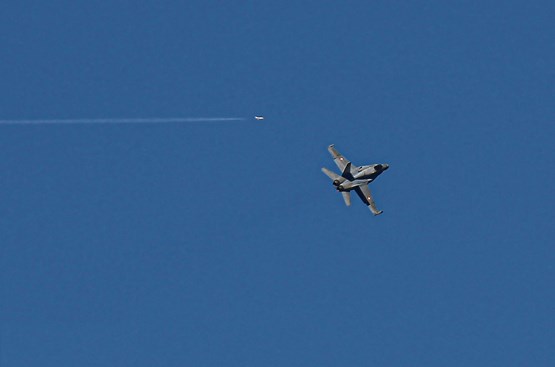 A Payerne, le pilote de F/A-18, Pierre de Goumoëns, a raconté une mission de police aérienne qui s’est déroulée quelque jour auparavant. Il fallait un avion puissant pour pouvoir grimper d’un coup à 10 000 mètres et intercepter ce Falcon 900 italien.Photo: Fred W. Psykophotograph