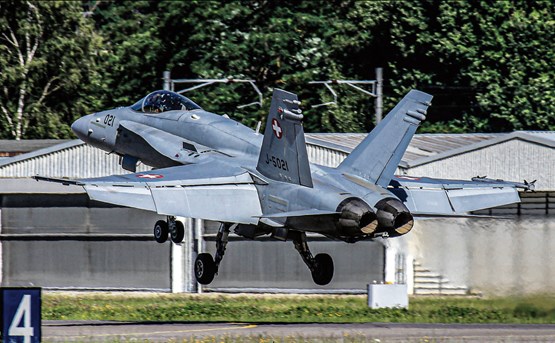 A Payerne, le pilote de F/A-18, Pierre de Goumoëns, a raconté une mission de police aérienne qui s’est déroulée quelque jour auparavant. Il fallait un avion puissant pour pouvoir grimper d’un coup à 10 000 mètres et intercepter ce Falcon 900 italien.Photo: Fred W. Psykophotograph
