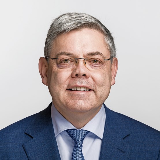 «AM NACHHALTIGSTEN UNTERSTÜTZT DER STAAT DIE FIRMEN, INDEM ER SIE NICHT UNNÖTIG EINSCHRÄNKT UND BELASTET.» Franz Grüter *